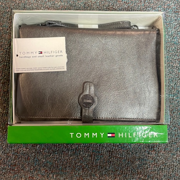 Tommy Hilfiger Wristlet - Picture 1 of 7